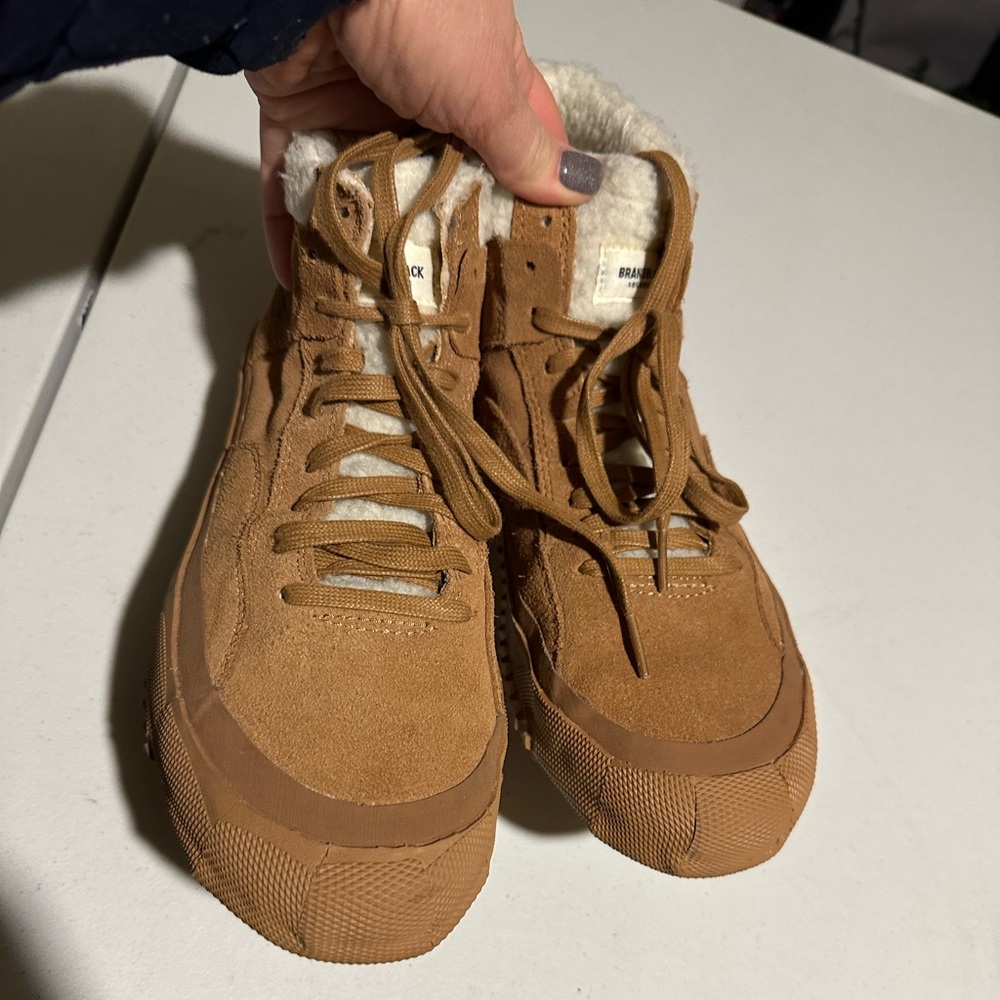 Brand Black Los Angeles hi tops with faux Sherpa band at the top. Size 10